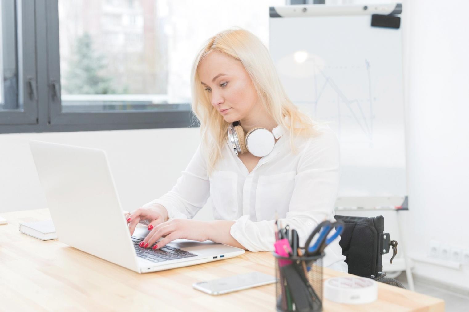 Professionelle Finanzberatung - Moderne Arbeitsplätze für individuelle Betreuung