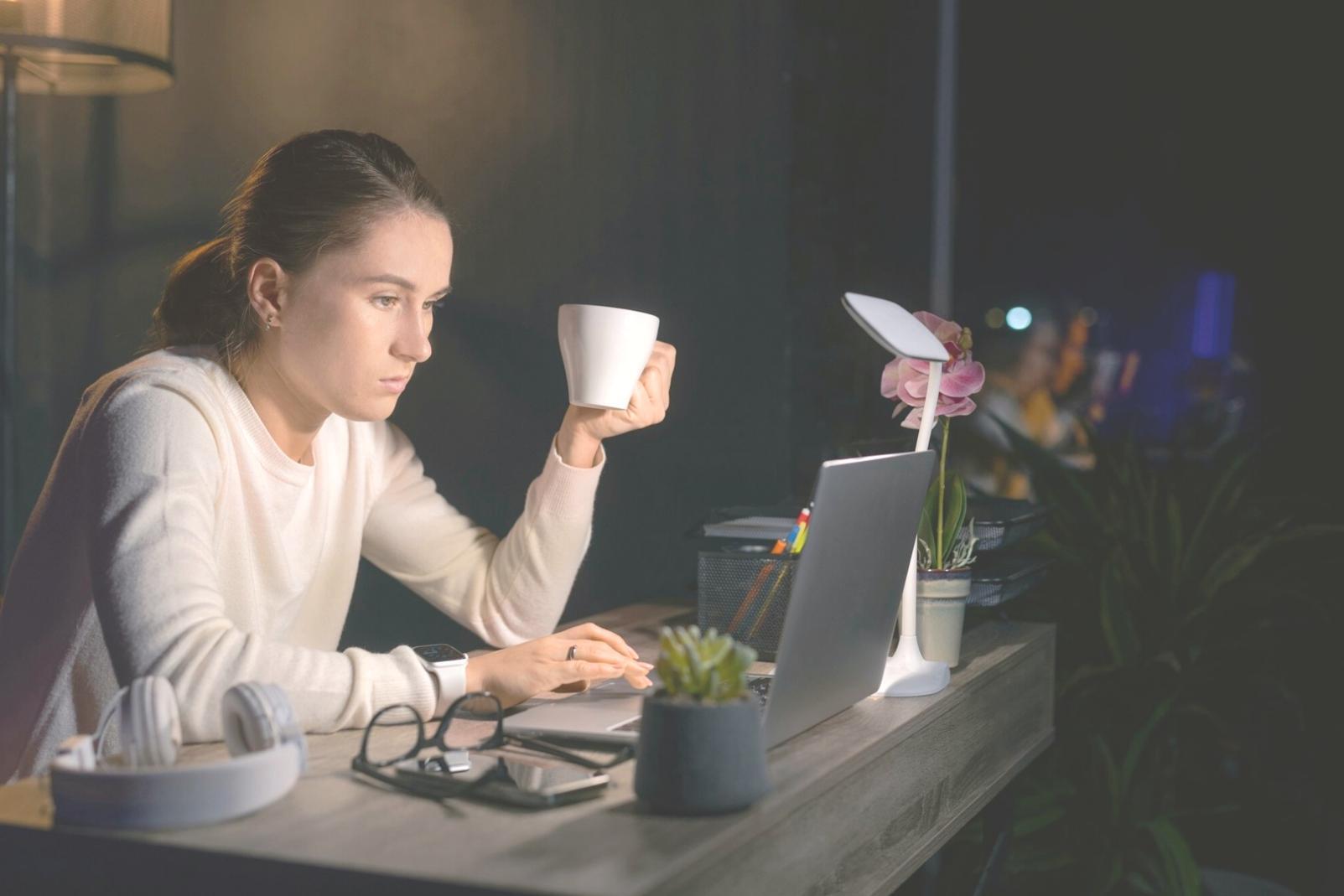 Finanzanalyse und Budgetplanung mit Dokumenten und Taschenrechner